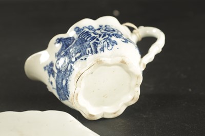 Lot 90 - A MID 18TH CENTURY CAUGHLEY PORCELAIN CREAM JUG AND A WORCESTER PORCELAIN TEAPOT STAND