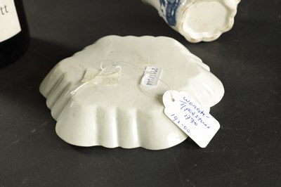 Lot 90 - A MID 18TH CENTURY CAUGHLEY PORCELAIN CREAM JUG AND A WORCESTER PORCELAIN TEAPOT STAND