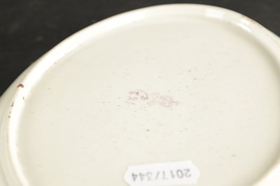 Lot 90 - A MID 18TH CENTURY CAUGHLEY PORCELAIN CREAM JUG AND A WORCESTER PORCELAIN TEAPOT STAND
