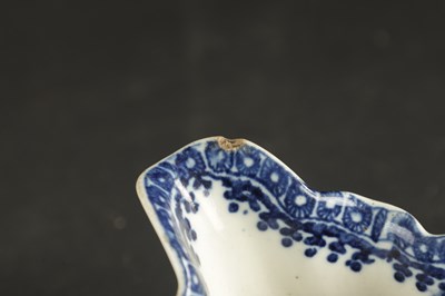 Lot 90 - A MID 18TH CENTURY CAUGHLEY PORCELAIN CREAM JUG AND A WORCESTER PORCELAIN TEAPOT STAND