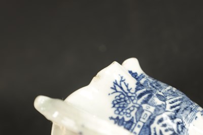Lot 90 - A MID 18TH CENTURY CAUGHLEY PORCELAIN CREAM JUG AND A WORCESTER PORCELAIN TEAPOT STAND