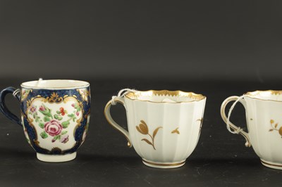 Lot 274 - A WORCESTER PORCELAIN CUP WITH PANELS OF FLOWERS AND BLUE SCALE GROUND