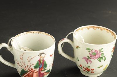 Lot 274 - A WORCESTER PORCELAIN CUP WITH PANELS OF FLOWERS AND BLUE SCALE GROUND