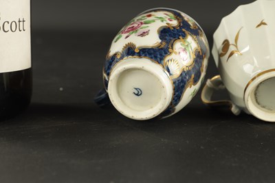 Lot 274 - A WORCESTER PORCELAIN CUP WITH PANELS OF FLOWERS AND BLUE SCALE GROUND