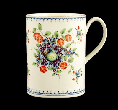 Lot 383 - A WORCESTER PORCELAIN MUG PRINTED AND PAINTED WITH FLOWERS CIRCA 1770