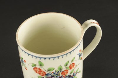 Lot 383 - A WORCESTER PORCELAIN MUG PRINTED AND PAINTED WITH FLOWERS CIRCA 1770
