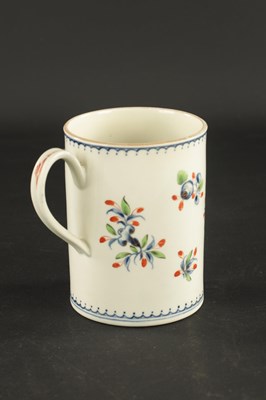 Lot 383 - A WORCESTER PORCELAIN MUG PRINTED AND PAINTED WITH FLOWERS CIRCA 1770