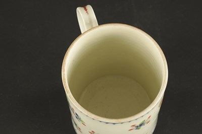 Lot 383 - A WORCESTER PORCELAIN MUG PRINTED AND PAINTED WITH FLOWERS CIRCA 1770