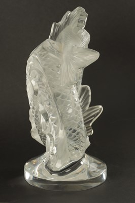 Lot 6 - A LALIQUE FRANCE 'DEUX POISSONS' GLASS SCULPTURE