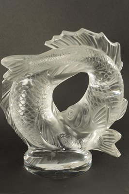 Lot 6 - A LALIQUE FRANCE 'DEUX POISSONS' GLASS SCULPTURE