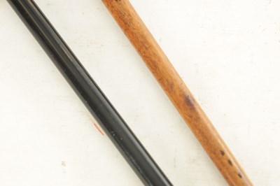 Lot 446 - A GEORGE V HORN HANDLED EBONISED WALKING STICK