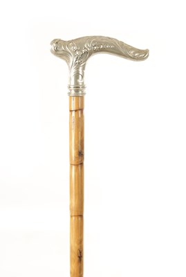 Lot 455 - A LATE 19TH CENTURY ART NOUVEAU CONTINENTAL 800 HALLMARKED SILVER MOUNTED WALKING STICK