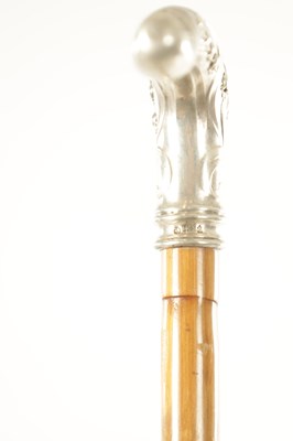 Lot 455 - A LATE 19TH CENTURY ART NOUVEAU CONTINENTAL 800 HALLMARKED SILVER MOUNTED WALKING STICK