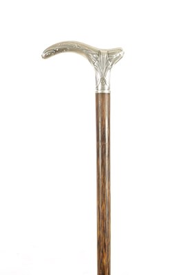 Lot 434 - A LATE 19TH CENTURY ART NOUVEAU CONTINENTAL 800 HALLMARKED SILVER MOUNTED WALKING STICK