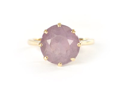 Lot 256 - AN 18CT GOLD AND AMETHYST RING