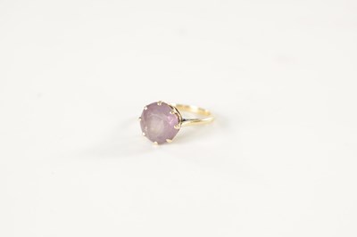 Lot 256 - AN 18CT GOLD AND AMETHYST RING