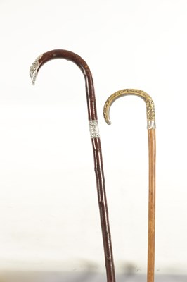 Lot 467 - AN EARLY 20TH CENTURY SILVER MOUNTED HAZEL WALKING STICK