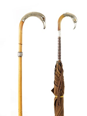 Lot 468 - AN EARLY 20TH CENTURY CONTINENTAL SILVER MOUNTED BIRD’S HEAD AND HORN HANDLED PARASOL ON SHORT PALMWOOD SHAFT