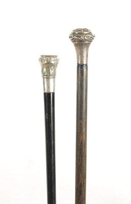 Lot 469 - AN EARLY 20TH CENTURY SILVER MOUNTED AND ENAMELLED EBONISED WALKING CANE