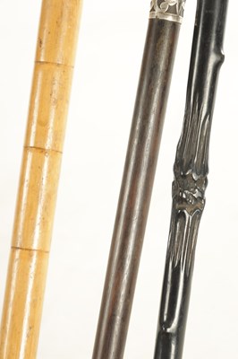 Lot 445 - AN EARLY 20TH CENTURY HORN HANDLED BAMBOO WALKING STICK