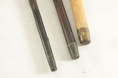 Lot 445 - AN EARLY 20TH CENTURY HORN HANDLED BAMBOO WALKING STICK