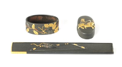 Lot 140 - A FINE EDO PERIOD JAPANESE MIXED METAL AND BRONZE FUCHI, KASHIRA AND KOZUKA