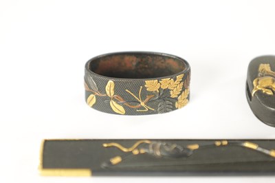 Lot 140 - A FINE EDO PERIOD JAPANESE MIXED METAL AND BRONZE FUCHI, KASHIRA AND KOZUKA