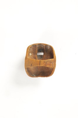 Lot 137 - A JAPANESE EDO PERIOD CARVED BOXWOOD NETSUKE
