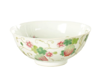 Lot 132 - A 19TH CENTURY CHINESE FAMILLE ROSE STRAWBERRY PATTERN PORCELAIN BOWL