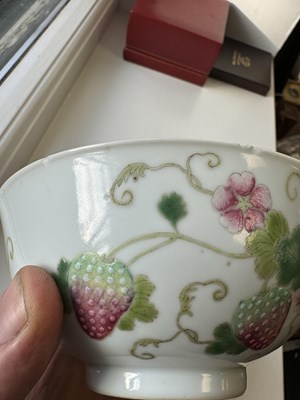 Lot 132 - A 19TH CENTURY CHINESE FAMILLE ROSE STRAWBERRY PATTERN PORCELAIN BOWL