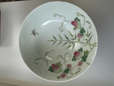 Lot 132 - A 19TH CENTURY CHINESE FAMILLE ROSE STRAWBERRY PATTERN PORCELAIN BOWL