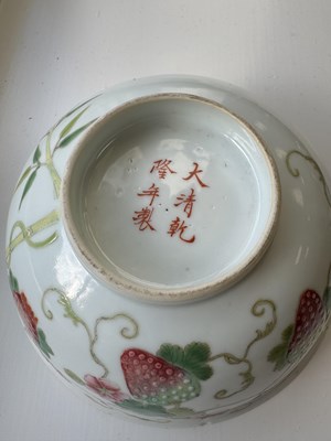 Lot 132 - A 19TH CENTURY CHINESE FAMILLE ROSE STRAWBERRY PATTERN PORCELAIN BOWL