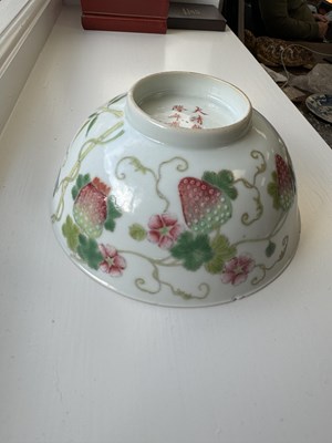 Lot 132 - A 19TH CENTURY CHINESE FAMILLE ROSE STRAWBERRY PATTERN PORCELAIN BOWL