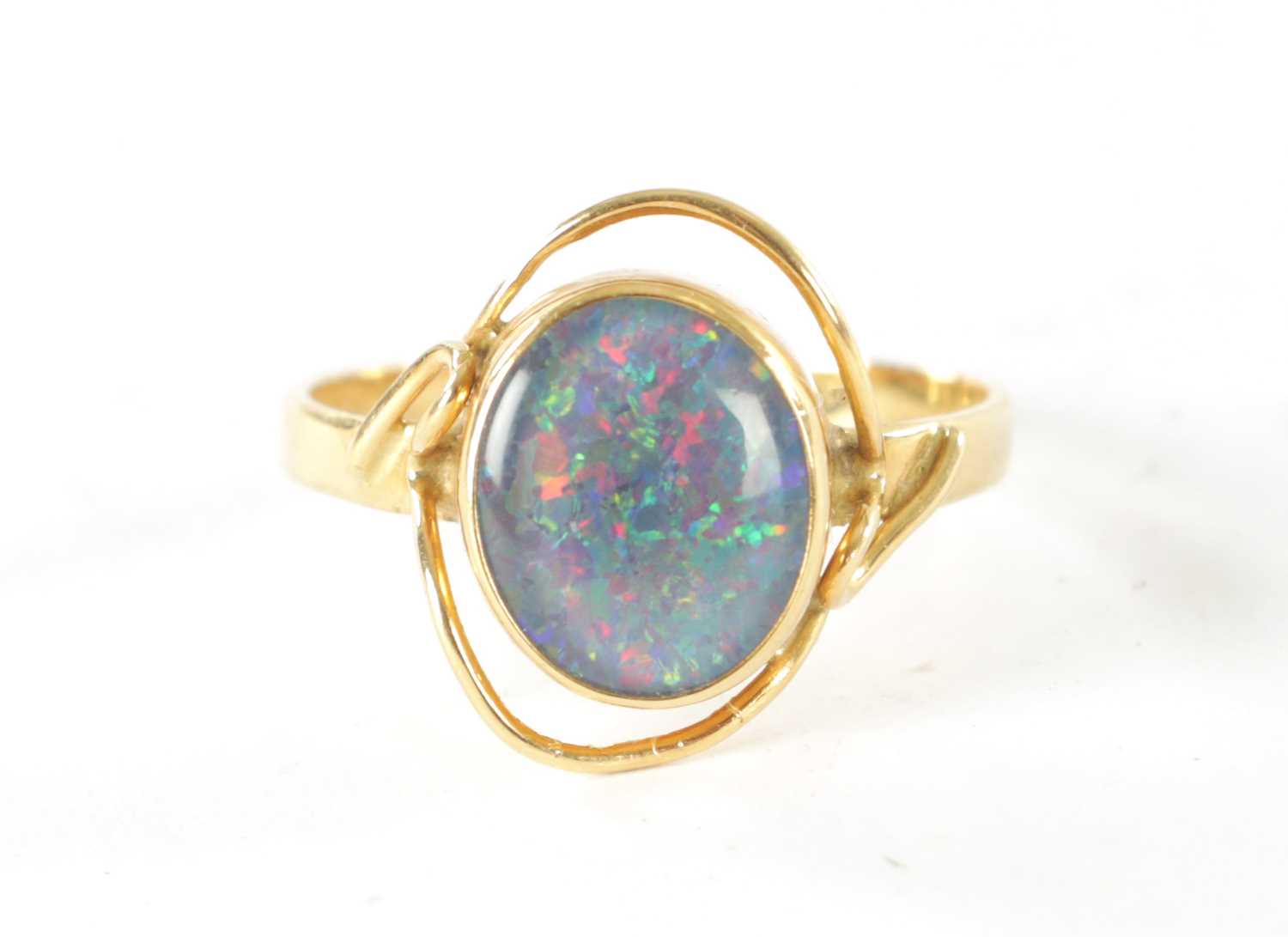 Lot 279 - AN 18CT GOLD AND BLACK OPAL RING