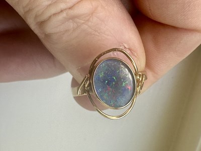 Lot 279 - AN 18CT GOLD AND BLACK OPAL RING