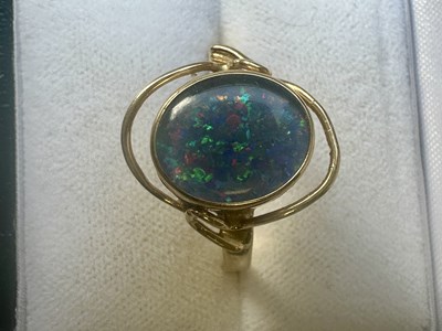 Lot 279 - AN 18CT GOLD AND BLACK OPAL RING