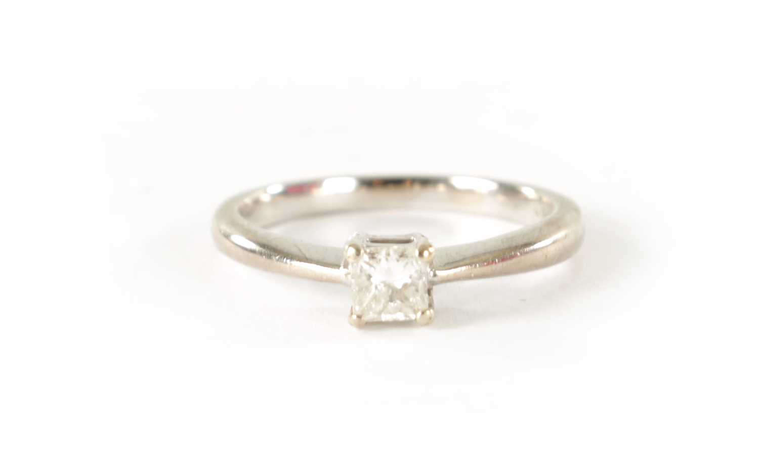 Lot 247 - AN 18CT WHITE GOLD DIAMOND SOLITAIRE RING