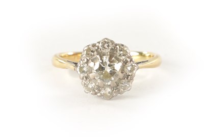 Lot 252 - AN 18CT GOLD AND DIAMOND DAISY RING