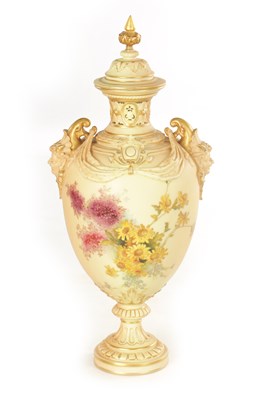 Lot 77 - A LARGE ROYAL WORCESTER BLUSH IVORY FLORAL URN VASE AND COVER