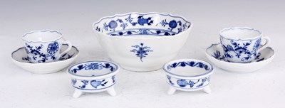 Lot 86 - A SELECTION OF 19TH CENTURY BLUE ONION PATTERN...