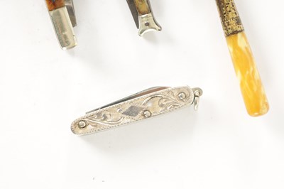 Lot 517 - A COLLECTION OF MINIATURE FOLDING KNIVES