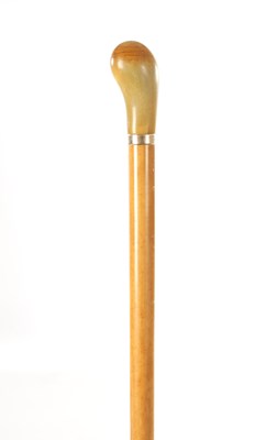 Lot 443 - A 1930’S GOLD MOUNTED RHINOCEROS HORN HANDLED WALKING CANE