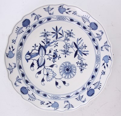 Lot 89 - A LARGE MEISSEN BLUE AND WHITE SCALLOP EDGE...