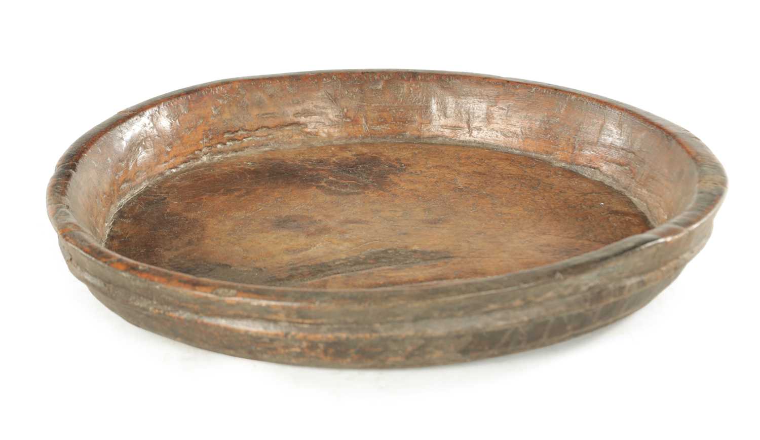 Lot 1186 - A PRIMITIVE ELM TREENWARE SHALLOW FRUIT DISH