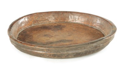 Lot 1186 - A PRIMITIVE ELM TREENWARE SHALLOW FRUIT DISH