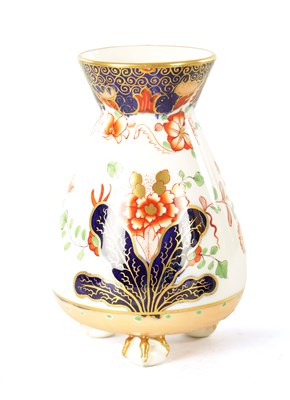 Lot 74 - AN EARLY 20TH CENTURY SPODE IMARI PATTERN TAPERING VASE