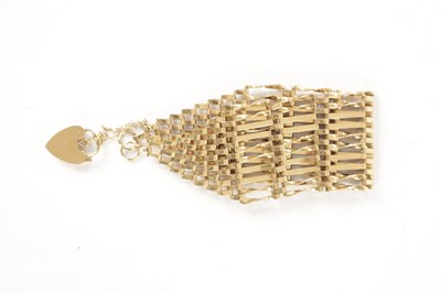 Lot 284 - A 9CT GOLD GATE LINK BRACELET WITH LOCKET CLASP