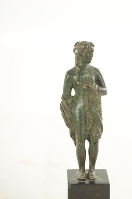 Lot 673 - AN EARLY BRONZE FIGURAL SCULPTURE