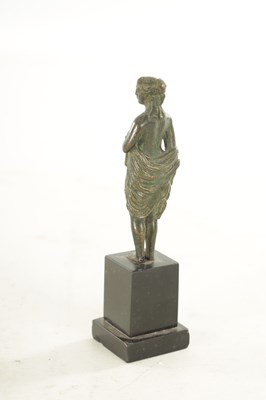 Lot 673 - AN EARLY BRONZE FIGURAL SCULPTURE