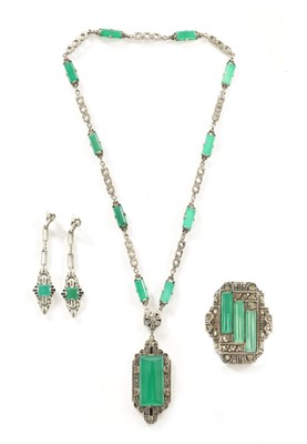 Lot 250 - AN ART DECO GREEN CHRYSOPRASE STERLING SILVER THREE PIECE JEWELLERY SET